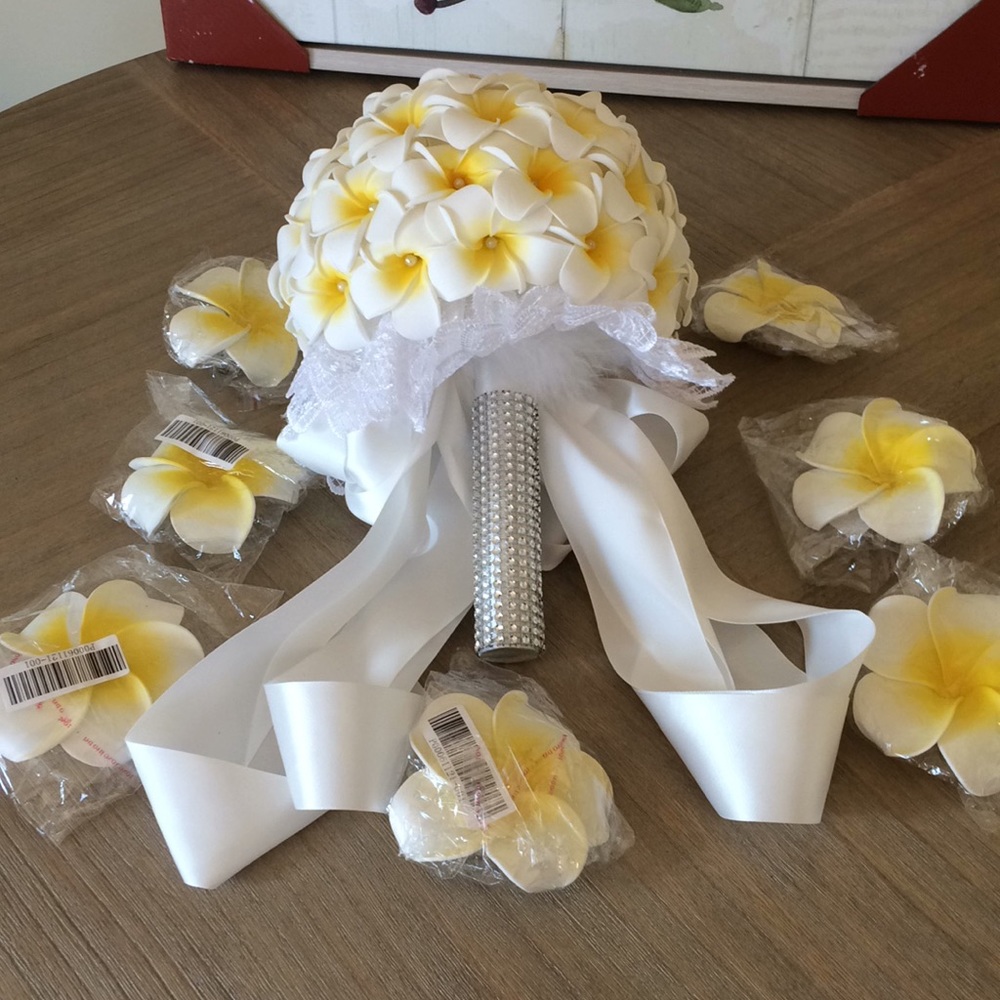 Wedding bouquet with hair clips